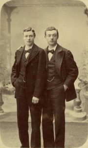 Portrait des frères jumeaux Achille Henri (à gauche) et Félix Edouard (à droite) Mathias, vers 1900.
