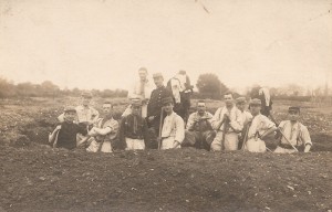 Victor Portejoie et ses camarades creusant une tranchée