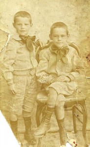 Edmond Dumesnil, assis et son frère Fernand, vers 1905