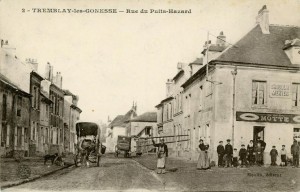 La rue du Puits Hazard (aujourd’hui rue Louis-Eschard), où demeurent Albert Duval et sa famille (cliché pris vers 1920).