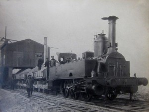 Philibert Jeault pose (premier en partant de la droite) sur la locomotive qu’il conduit, près de Melun, vers 1900.