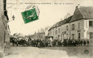 La rue de la Juiverie (aujourd’hui route de Roissy), vers 1913, où demeure Léon Louyot et sa famille.