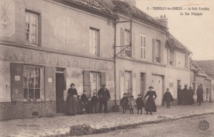 La Maison Mavré-Voisy tenue par les parents de Lucien, route de Roissy, vers 1906.