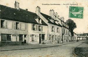 La rue de la Boulangerie (aujourd’hui rue de la Mairie), vers 1914, où demeure Alphonse Quenin avec ses parents.
