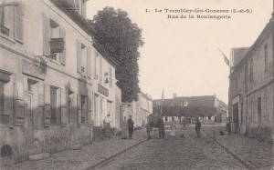 La rue de la Boulangerie (aujourd’hui rue de la Mairie), vers 1908, où demeure Louis Renard avec ses parents.