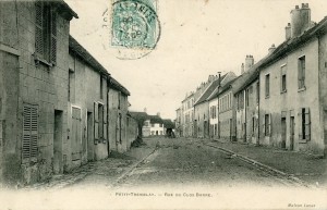 - La rue du Clos Barre (ou Clos Bart), aujourd’hui Jules-Guesde, vers 1910, où demeure Valentin Bardou avec ses parents à la fin du XIXe siècle.
